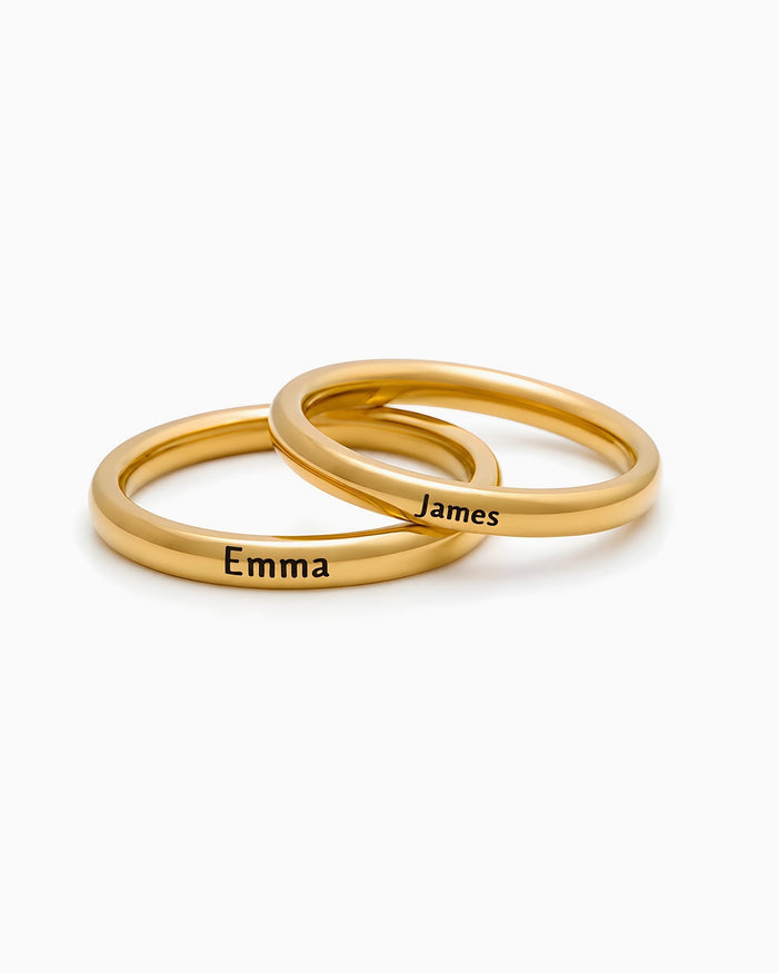 Zwei Dainty Namensringe in Gold mit den Namen Emma und James