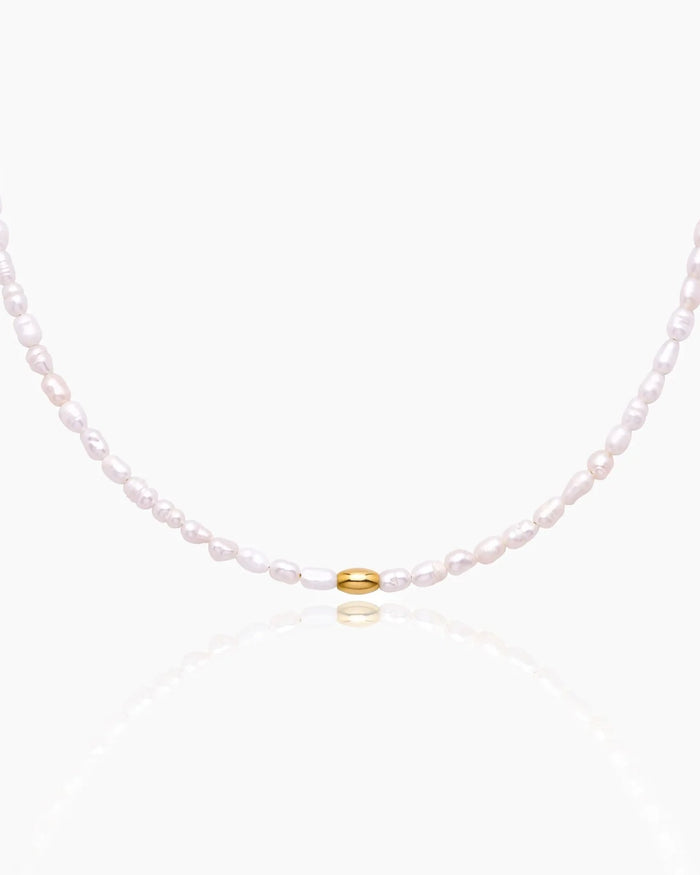 Essentials Perlen Kette mit Süßwasserperlen und goldfarbenem Element
