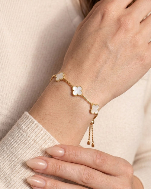 Clover Perlen Armband am Handgelenk
