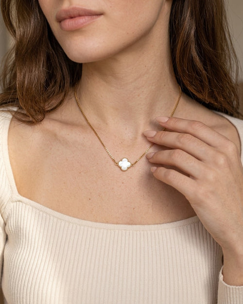 Clover Perlen Kette am Hals