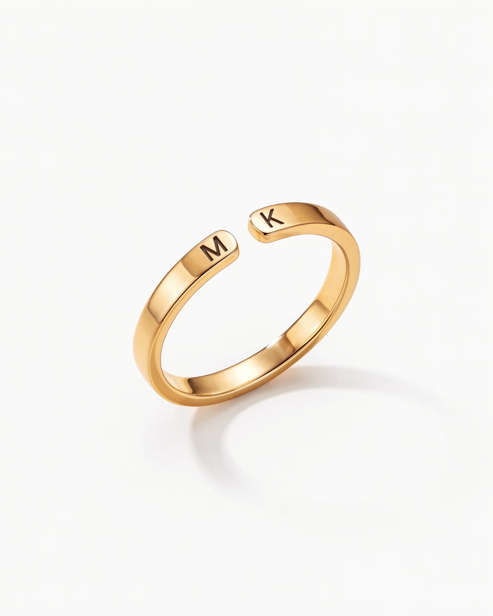 Mavie Initialen Ring in Gold mit den Initialen M und K